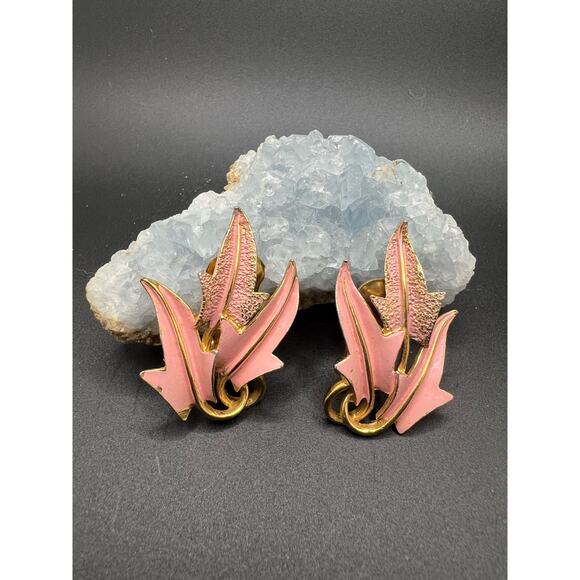 Vintage signed Mode Art pink leaf earrings - Picture 1 of 4
